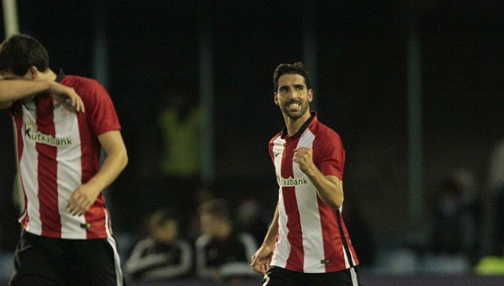 Raúl García celebra un gol con el Athletic