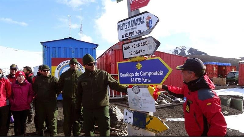 Izan en la Antártida el primer banderín de la nueva ruta peregrina a Santiago Izan en la Antártida el primer banderín de la nueva ruta peregrina a Santiago