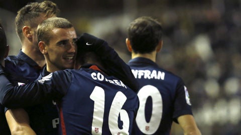 Griezmann se abraza con Correa