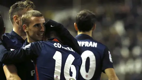 Griezmann se abraza con Correa Griezmann se abraza con Correa