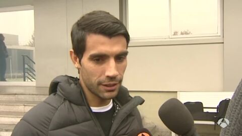 Augusto Fern&aacute;ndez, atendiendo a los medios