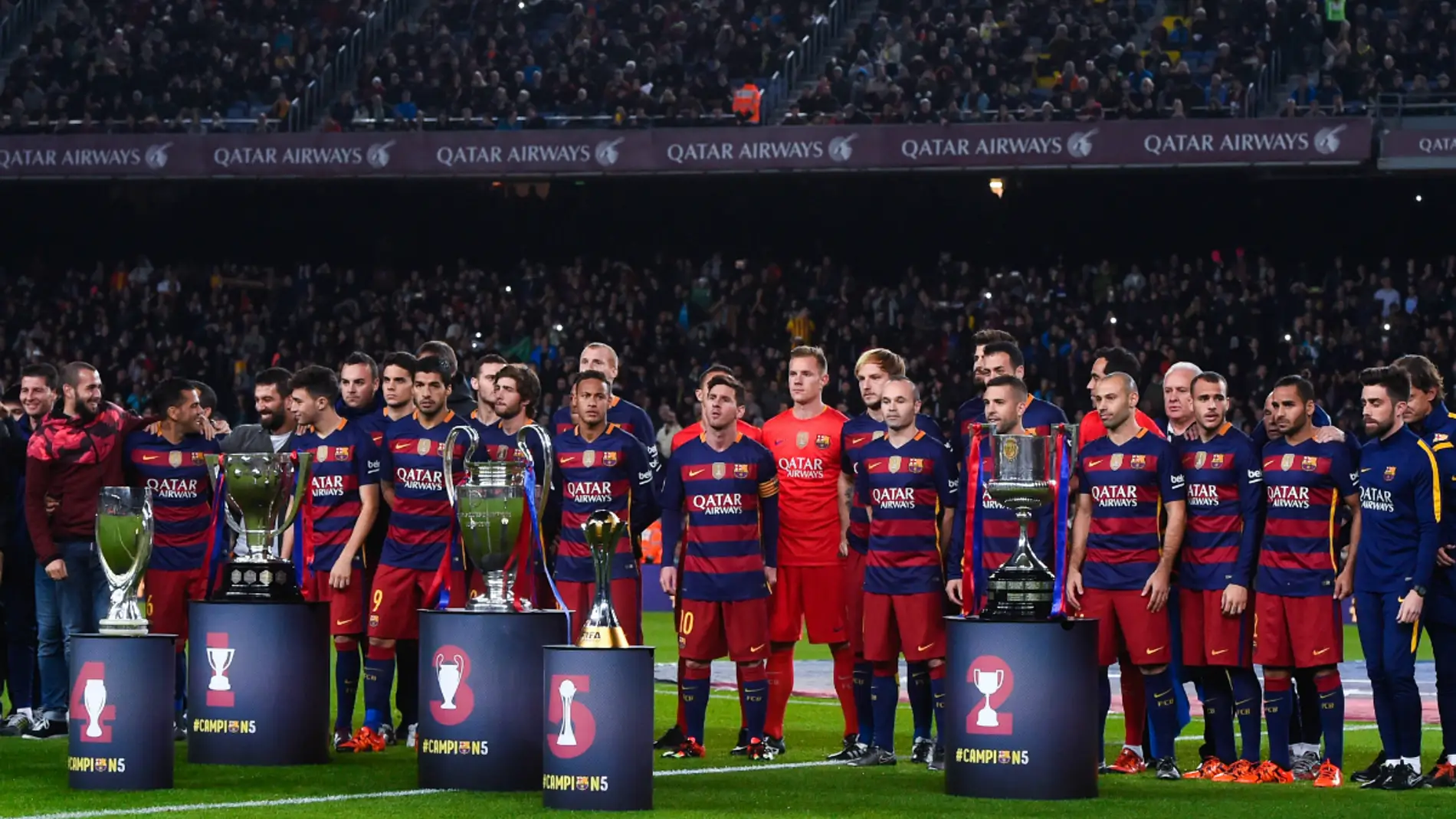 Los jugadores del Barcelona ofrecen los cinco títulos conseguidos a la afición