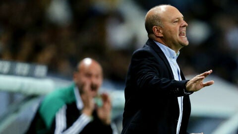 Pepe Mel da indicaciones desde la banda
