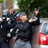 Agentes de policía israelíes permanecen en guardia en el lugar donde se ha producido un tiroteo en Tel Aviv
