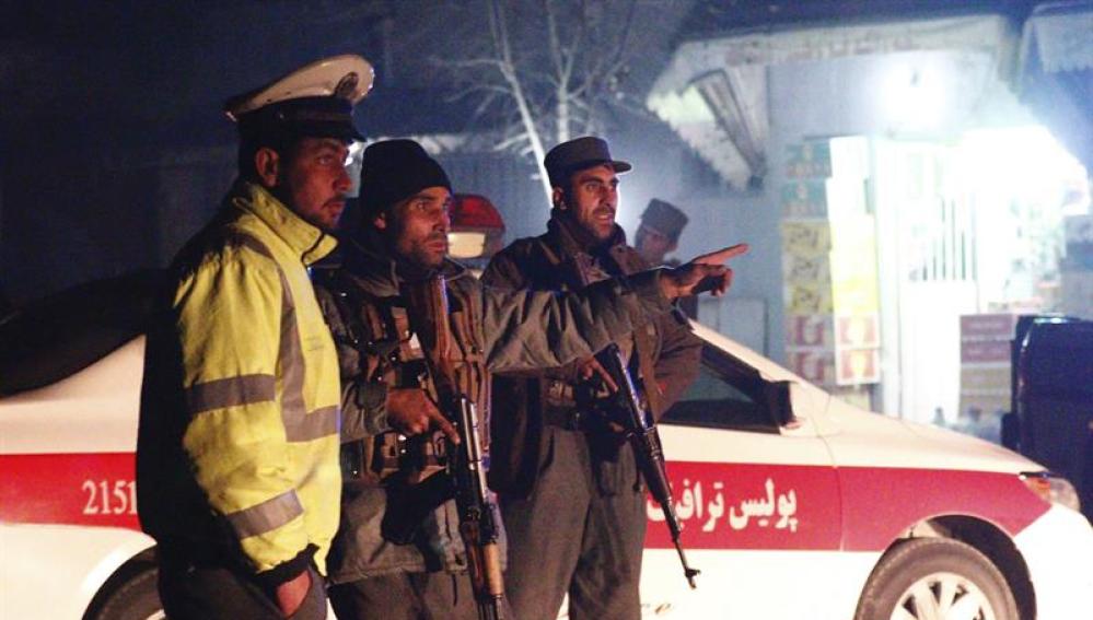 Miembros del servicio de seguridad en el lugar del ataque en Kabul