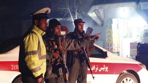 Miembros del servicio de seguridad en el lugar del ataque en Kabul