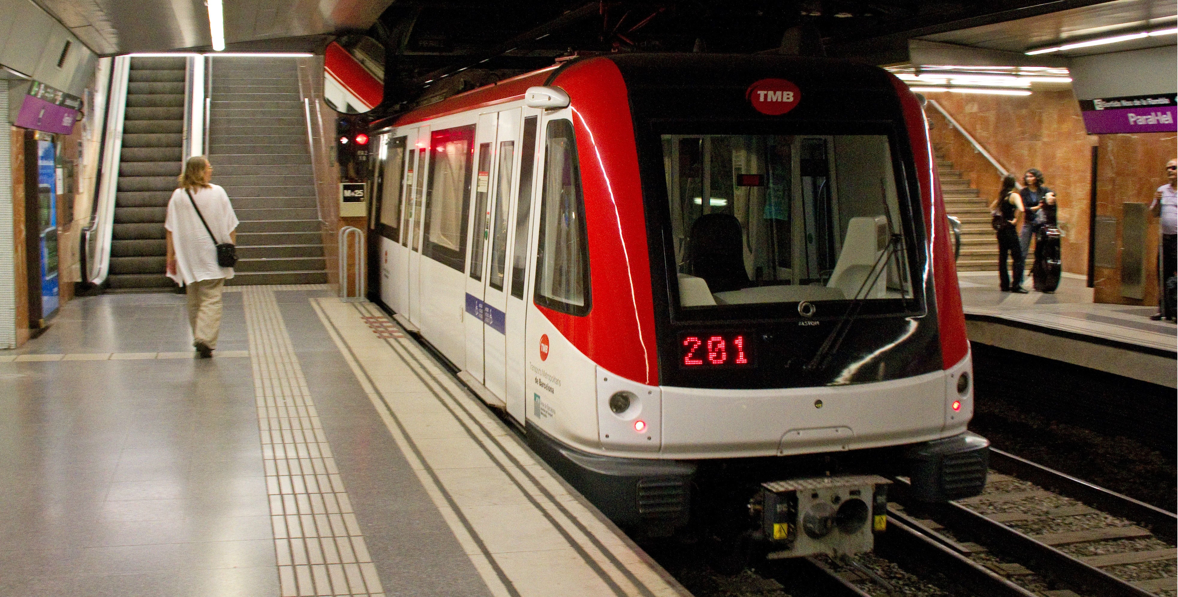 Incrementan la vigilancia en el metro de Barcelona por riesgo de atentados Incrementan la vigilancia en el metro de Barcelona por riesgo de atentados