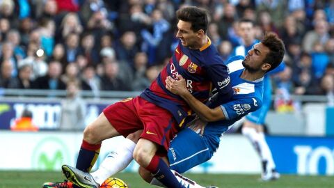 Joan Jordan intenta quitarle el bal&oacute;n a Leo Messi