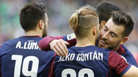 Los jugadores del Eibar celebran el gol de Keko