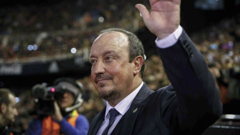 Rafa Ben&iacute;tez saluda a la afici&oacute;n de Mestalla antes del partido