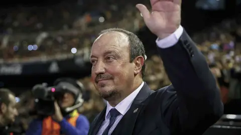 Rafa Benítez saluda a la afición de Mestalla antes del partido Rafa Benítez saluda a la afición de Mestalla antes del partido