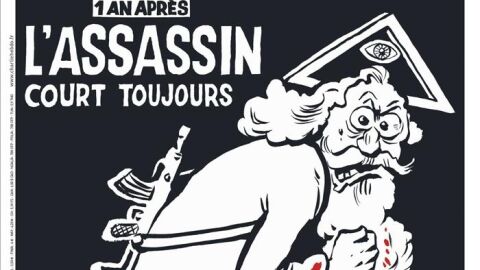  portada del n&uacute;mero especial 1224 de la revista sat&iacute;rica Charlie Hebdo con la caricatura de un dios con una kalashnikov en el que se puede leer "Un a&ntilde;o despu&eacute;s. El asesino sigue corriendo".