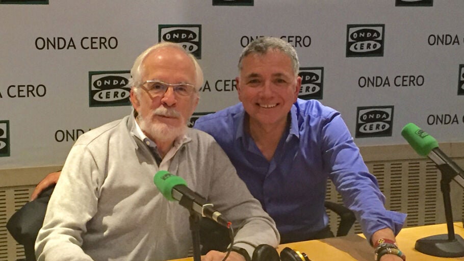 El humorista gr&aacute;fico, Antonio Fraguas (Forges), con Juan Ram&oacute;n Lucas en los estudios de Onda Cero Madrid