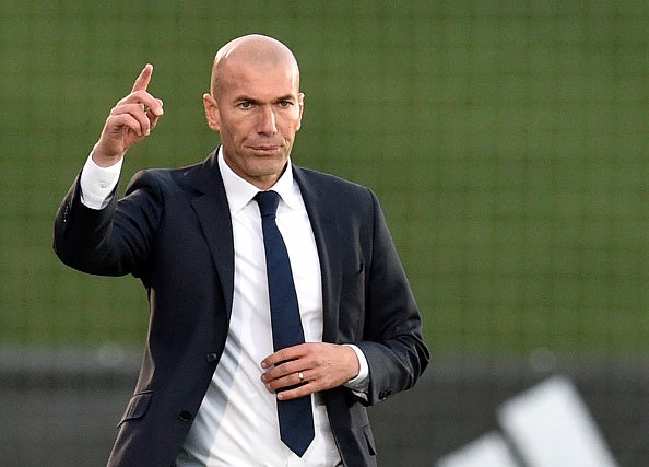 El Real Madrid destituye a Benítez y anuncia a Zidane como entrenador El Real Madrid destituye a Benítez y anuncia a Zidane como entrenador
