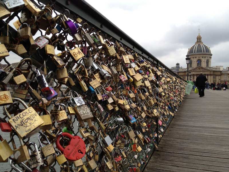 Retiran cuarenta toneladas de candados del Pont Neuf de París por razones de seguridad Retiran cuarenta toneladas de candados del Pont Neuf de París por razones de seguridad
