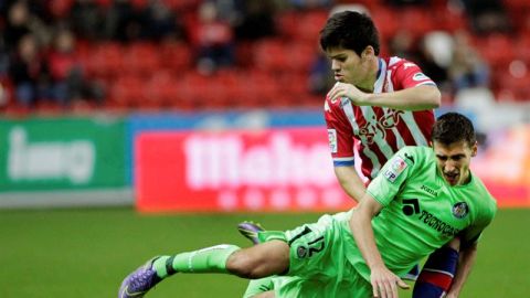 Mer&eacute; pelea con Scepovic durante el partido de El Molin&oacute;n