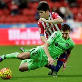 Meré pelea con Scepovic durante el partido de El Molinón Meré pelea con Scepovic durante el partido de El Molinón