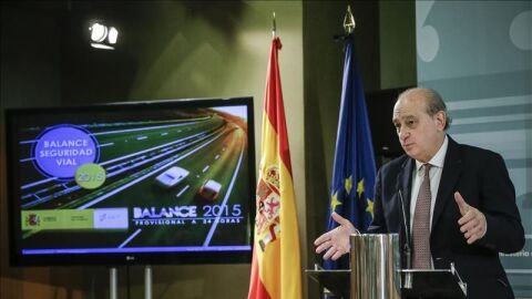 El ministro del Interior, Jorge Fern&aacute;ndez D&iacute;az, presenta el balance de tr&aacute;fico del a&ntilde;o 2015, esta ma&ntilde;ana en la sede del Ministerio.
