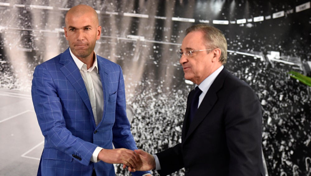 Zidane, junto a Florentino Pérez