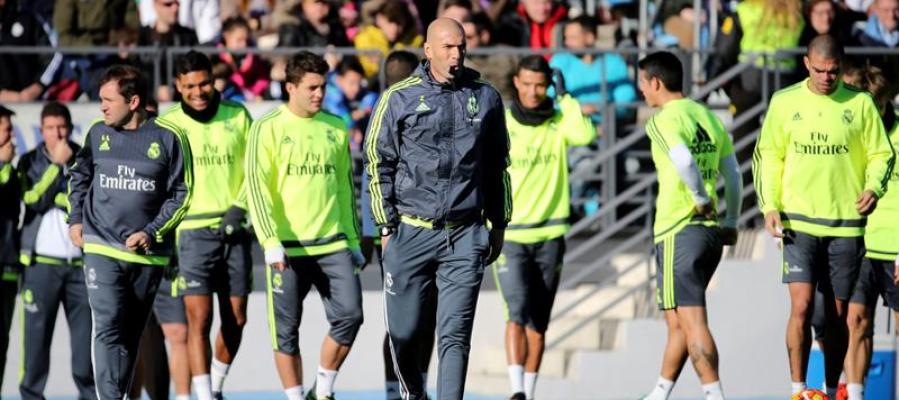 Zinedine Zidane dirige su primer entrenamiento como técnico del Real Madrid.