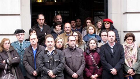 a directora del Instituto de la Mujer de Castilla-La Mancha, Araceli Mart&iacute;nez (3d), entre otros, paticipa en la concentraci&oacute;n de repulsa a las puertas de la Subdelegaci&oacute;n del Gobierno en Guadalajara con motivo del nuevo caso de violencia machista en Gal&aacute;pagos