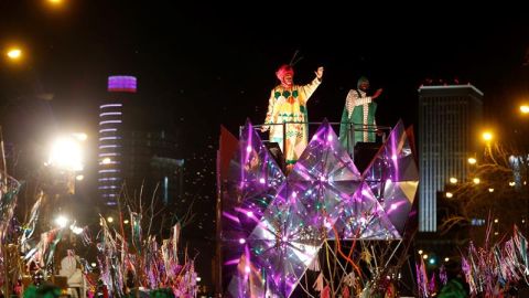 El Rey Baltasar saluda a los ni&ntilde;os en la Cabalgata de Reyes