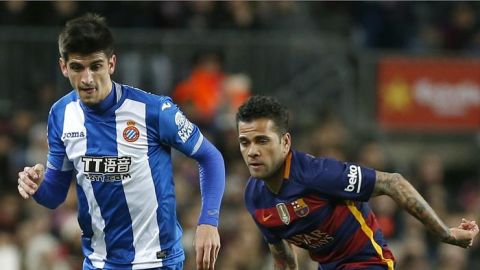Gerard Moreno conduce el bal&oacute;n ante la defensa de Dani Alves