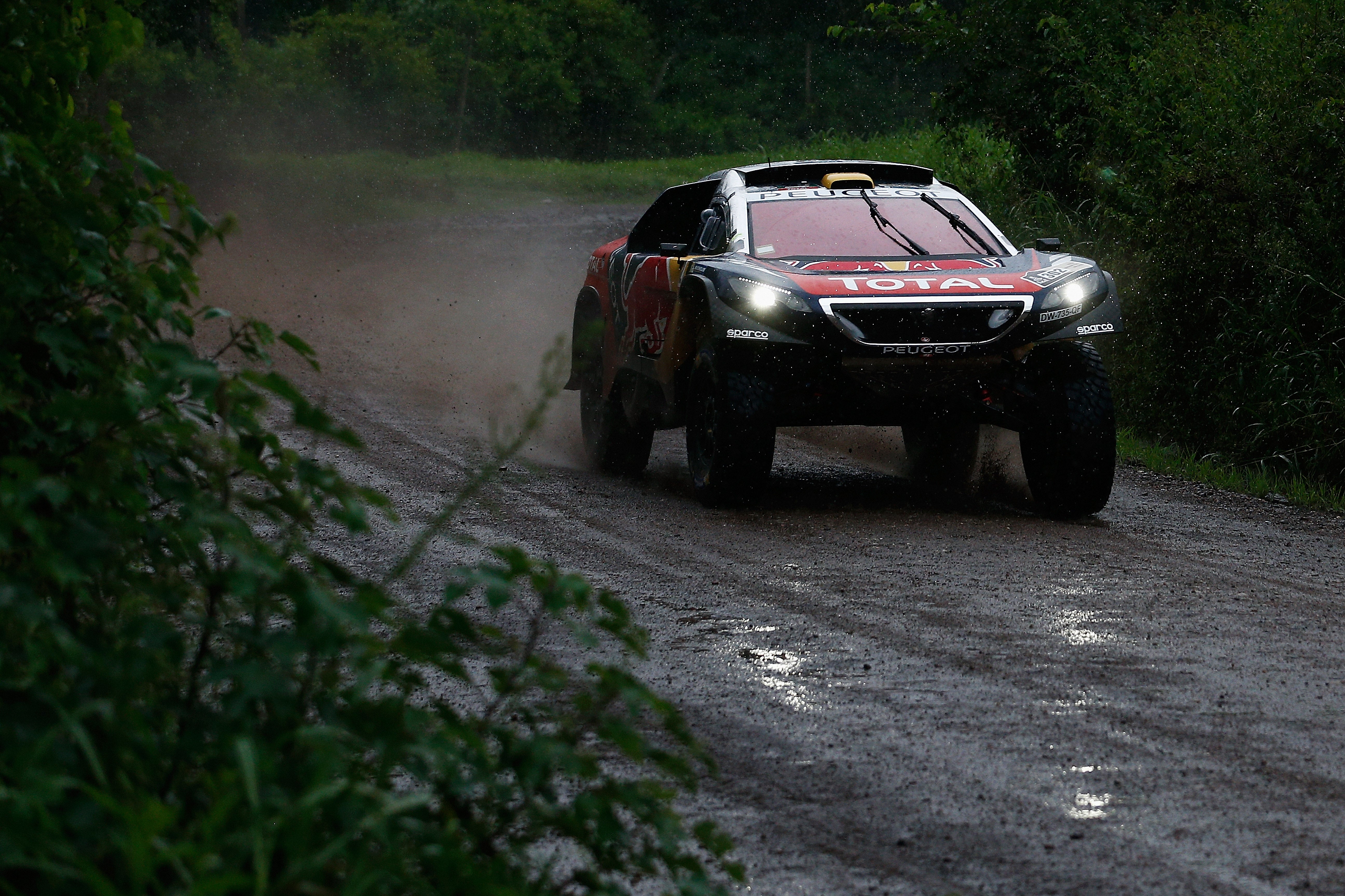 Peugeot demuestra su dominio en el Dakar con triplete de Peterhansel, Sainz y Loeb Peugeot demuestra su dominio en el Dakar con triplete de Peterhansel, Sainz y Loeb