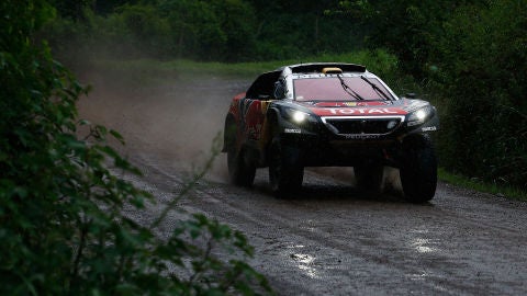 Stephane Peterhansel, a bordo de su Peugeot en el Dakar