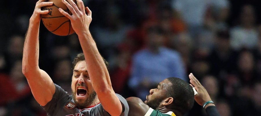 Pau pelea la pelota ante Milwaukee Pau pelea la pelota ante Milwaukee