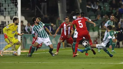 Krychowiak (c) momentos antes de marcar el segundo gol del equipo frente al Betis Krychowiak (c) momentos antes de marcar el segundo gol del equipo frente al Betis