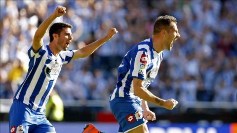El defensa del Deportivo Alberto Lopo (d) celebra con su compa&ntilde;ero, el defensa Juan Dom&iacute;nguez (i), un gol