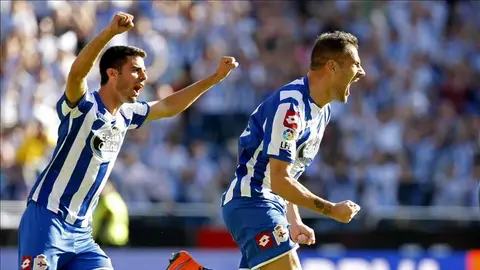 El defensa del Deportivo Alberto Lopo (d) celebra con su compañero, el defensa Juan Domínguez (i), un gol El defensa del Deportivo Alberto Lopo (d) celebra con su compañero, el defensa Juan Domínguez (i), un gol
