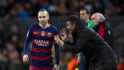 Andr&eacute;s Iniesta recibe instrucciones de Luis Enrique