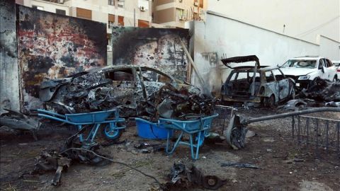 Vista de varios veh&iacute;culos da&ntilde;ados tras una explosi&oacute;n en Tr&iacute;poli (Libia) en noviembre de 2014