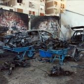 Vista de varios vehículos dañados tras una explosión en Trípoli (Libia) en noviembre de 2014