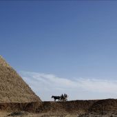 Un carruaje pasa junto a las pirámides de Giza, Egipto