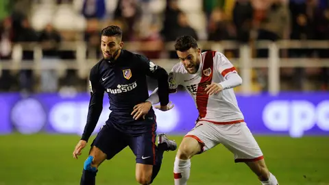 Carrasco y Quini pelean el balón durante el partido de Vallecas Carrasco y Quini pelean el balón durante el partido de Vallecas