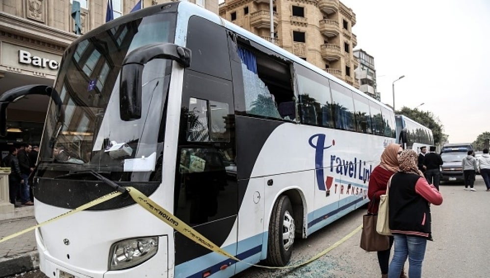 Imagen del autobús contra el que han disparado un grupo de desconocidos en El Cairo 