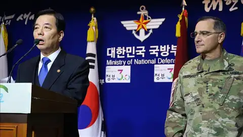 El ministro surcoreano de Defensa, Han Min-koo (i), junto al general Curtis Scaparrotti. El ministro surcoreano de Defensa, Han Min-koo (i), junto al general Curtis Scaparrotti.
