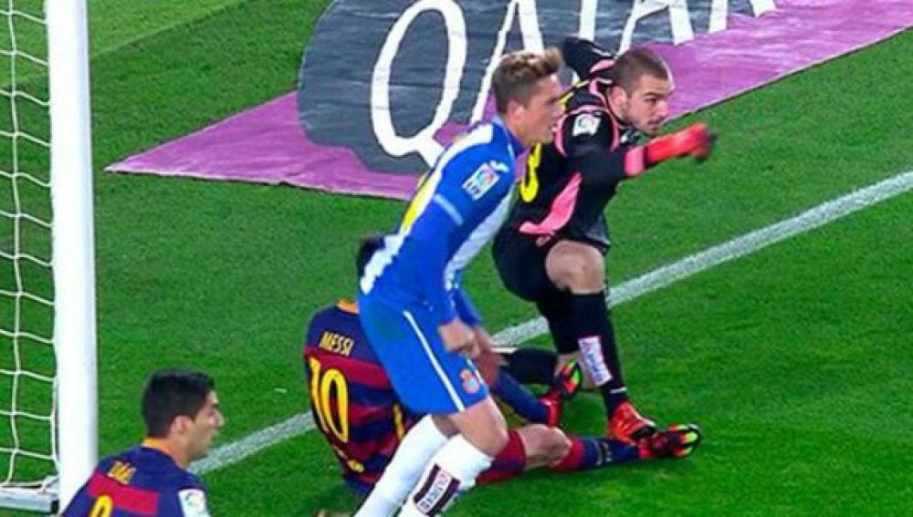 El pisotón de Pau López a Messi