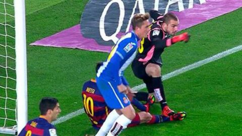 El pisot&oacute;n de Pau L&oacute;pez a Messi