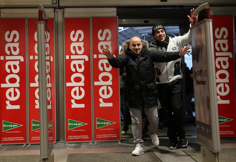 Los comercios abren sus puertas a las rebajas con descuentos de hasta el 70% Los comercios abren sus puertas a las rebajas con descuentos de hasta el 70%