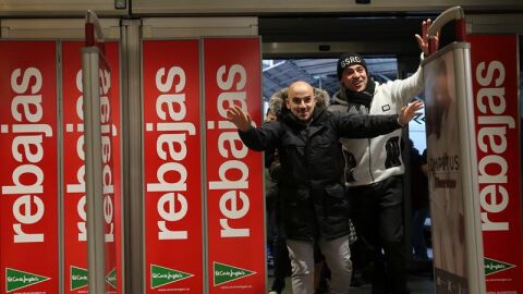 Dos hombres acceden a un Corte Ingl&eacute;s.