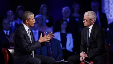 El presidente estadounidense, Barack Obama (i), habla con el periodista de CNN Anderson Cooper (d) en Fairfax, Virginia (EE.UU.)
