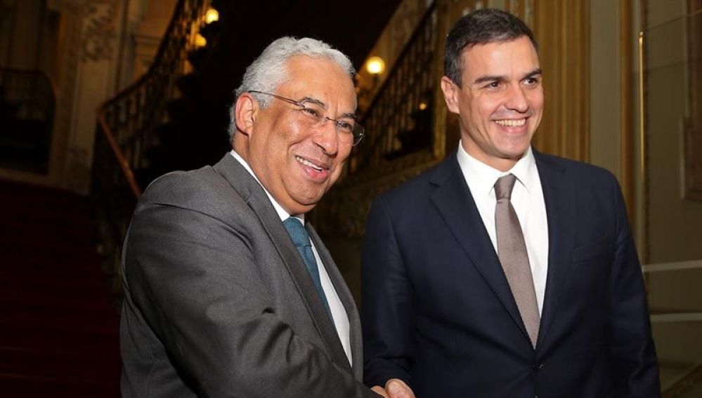 El secretario general del PSOE, Pedro Sánchez, con su homólogo en el PS luso y primer ministro de Portugal, António Costa