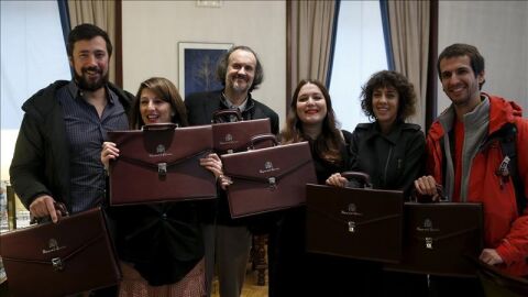 Los parlamentarios electos de En Marea posan con sus maletines oficiales, tras formalizar sus actas como diputados