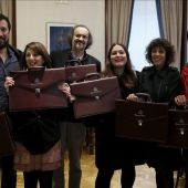 Los parlamentarios electos de En Marea posan con sus maletines oficiales, tras formalizar sus actas como diputados