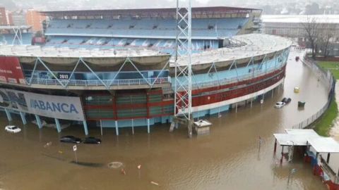 El estadio de Bala&iacute;dos inundado por el temporal.