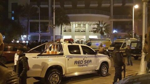  Varios polic&iacute;as vigilan en el lugar donde al menos dos turistas, una danesa y otra alemana, resultaron heridas en un ataque de hombres armados contra un hotel en la ciudad tur&iacute;stica egipcia de Hurgada, sur de Egipto, 